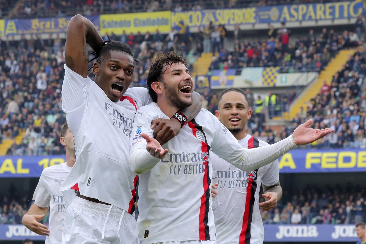 AC Milan tiến vào vị trí thứ hai của Serie với tỷ số dẫn trước 3-1 trước Hellas Verna - San Diego Union-Tribune en Español