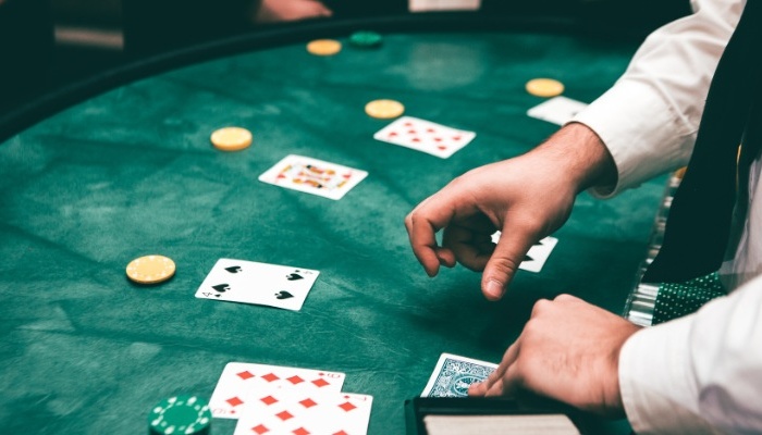 Poker thùng đôi là gì? Đúng thời điểm Thùng đôi