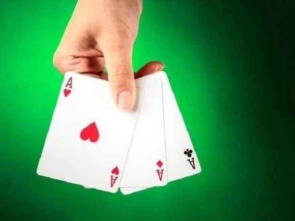 Ba quân Át trong trò chơi xì dách có giá trị bao nhiêu? Hướng dẫn chi tiết cách tính điểm.