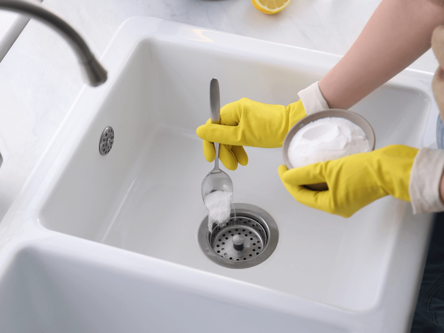 Dùng Baking Soda nguyên chất thông tắc chậu rửa bát